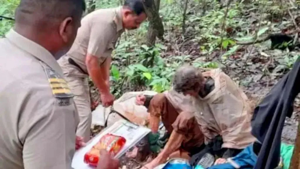  भारतको एक जंगलमा भोकै र रुखमा बाँधिएको अवस्थामा एक महिला फेला 